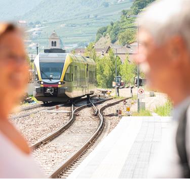An einem Bahnhof