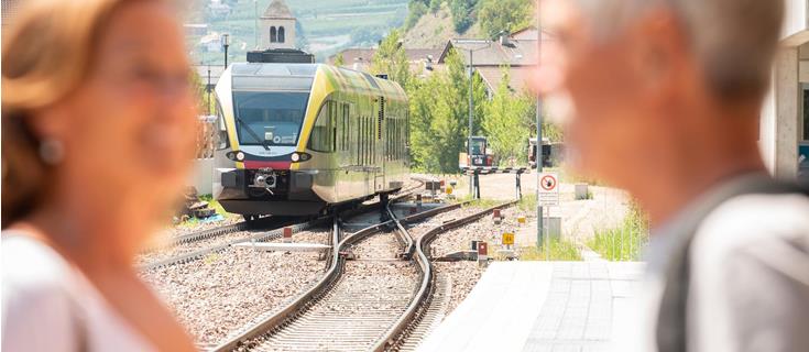 Presso una stazione ferroviaria